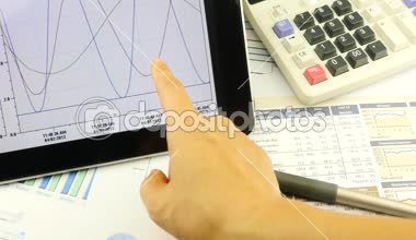 4k iş adamı işe tablet diyagramlarıyla Finans pasta grafikler dokunmadan parmak üzerinde.