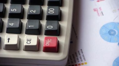 hesap makinesi ve tablet pc ile iş grafik grafik tablo üzerinde döndürme.