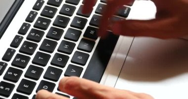 4k yazarak üstünde A Laptop klavye, bilgisayar okur-yazar işleç.