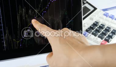 4k iş adamı işe tablet diyagramlarıyla Finans pasta grafikler dokunmadan parmak üzerinde.