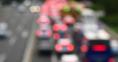 4 k bulanık Modern kentsel şehir meşgul ağır trafik sıkışıklığı, çok araba Otoban Caddesi üzerinde.