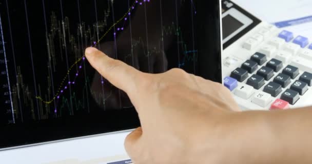 4k Empresario trabajo en tableta con diagramas, dedo tocando gráficos pastel de finanzas . — Vídeo de stock