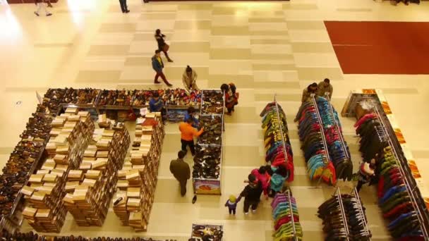 Feb 6,2019: lookdown personas comprando ropa y zapatos en el centro comercial, China . — Vídeo de stock