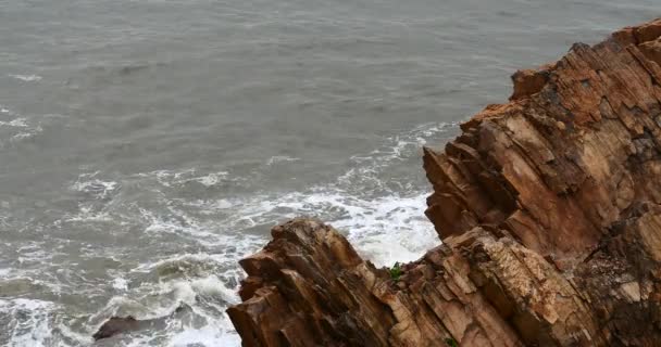 4 k musujące ocean sea woda fale powierzchni & przybrzeżne skały wybrzeże wzrost brzegu rafa. — Wideo stockowe
