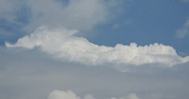 4k panoramik beyaz altokümülüs bulutları bulutlu gökyüzünde uçuşan duman zaman dilimi.