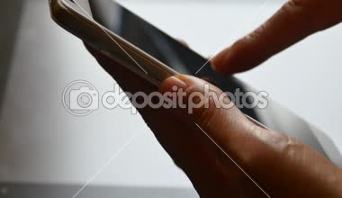 4 smartphone üzerinde mesaj yazarken, cep telefonu haber tarama k.