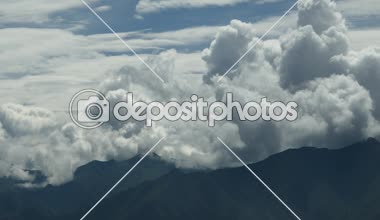 4 k zaman atlamalı Tibet dağın üzerinde dünyanın çatısı haddeleme beyaz bulutlar kütlesinin.