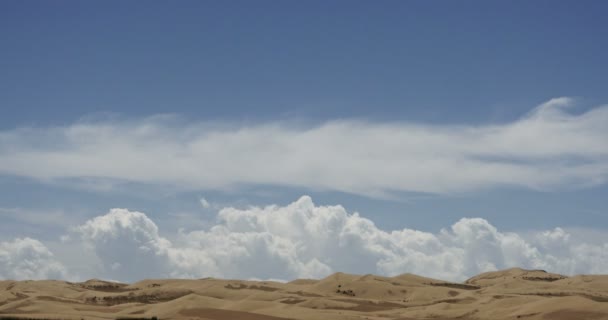 4 k タイムラプス大きな白いふくらんでいる雲の質量砂漠の砂砂丘寝返り. — ストック動画