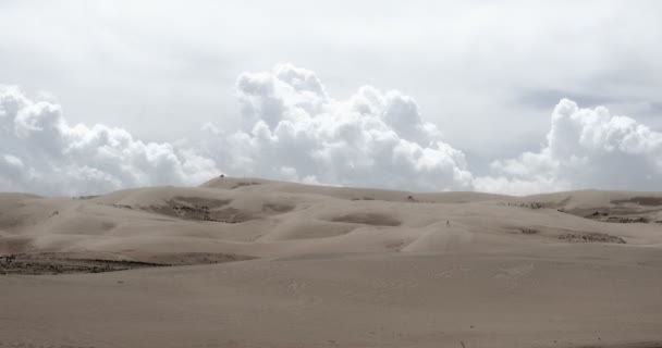 4 k timelapse velké bílé nafouklé oblak hmoty převrácení pouště písečných dun. — Stock video