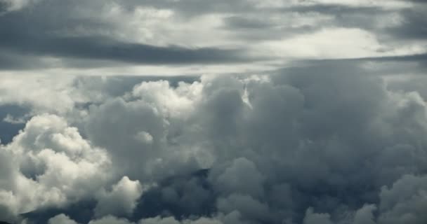 4 k idő telik el a puffadt fehér felhő tömeges repülő-ég, menny, Tibet fennsík. — Stock videók