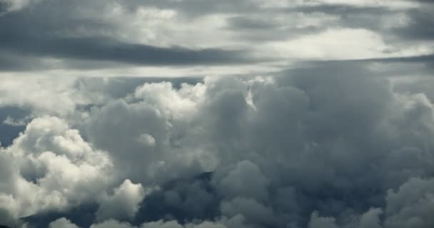 4 k 时间流逝的飞在天空，天堂，西藏高原的团蓬松的白色大众. — 图库视频影像