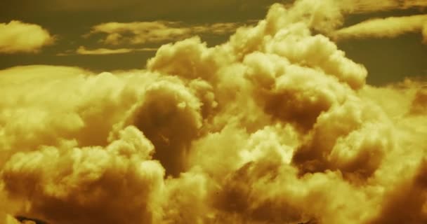 4k time lapse of puffy cloud mass flying in dusk, ciel, plateau du Tibet . — Video