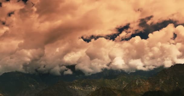 Tidsfördröjning Massa Vitt Fluffigt Moln Rulla Över Tibet Bergstopp Sunset — Stockvideo