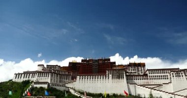 4 k zaman atlamalı beyaz kabarık bulut kitle Lhasa, Tibet Potala üzerinde haddeleme.