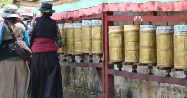 Ağustos 6,2019:4k Tibetli kişi budist dua tekerlekleri dönen açmak,lhasa.