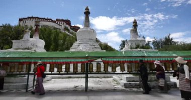 Ağustos 6,2019:4k Tibet insanlar dönen Budist dua tekerlekleri açmak,Potala & beyaz stupa.