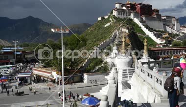 Ağustos 6,2019:4k turist ziyareti potala içinde Lhasa,Tibet.busy traffic & white stupa.