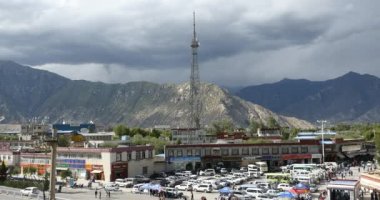 4 k Lhasa traffic,Tibet.dark bulutlar dağlar haddeleme.