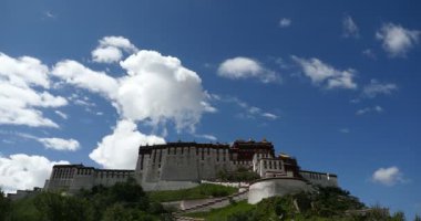 4 k zaman atlamalı Potala Willow'la Lhasa, Tibet haddeleme bulutlar.