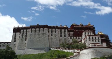 4k4k zaman atlamalı Potala Willow'la Lhasa, Tibet haddeleme bulutlar.