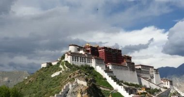4k Potala Lhasa, Tibet, zaman atlamalı mavi gökyüzünde beyaz kabarık bulut kütlesinin içinde.