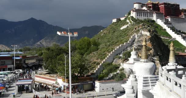 4k touristenbesuch potala in lhasa, tibet.busy traffic & white stupa. — Stockvideo