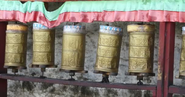 4k drehen buddhistische Gebetsmühlen im Potala Palast, lhasa tibet. — Stockvideo