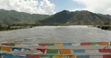4 k dua bayrağı nehrinde lhasa, tibet.