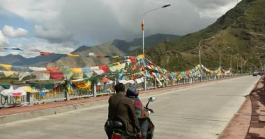 Ağustos 6,2019:4k dua bayrağı lhasa nehir köprüsü,tibet.