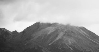4 k timelapse kara bulutlar yığın Tibet dağın üzerinden haddeleme getirmek kar ve yağmur.