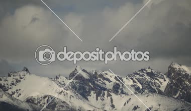 4 k timelapse kitle Tibet karla kaplı Dağların üzerinden haddeleme bulutlar.