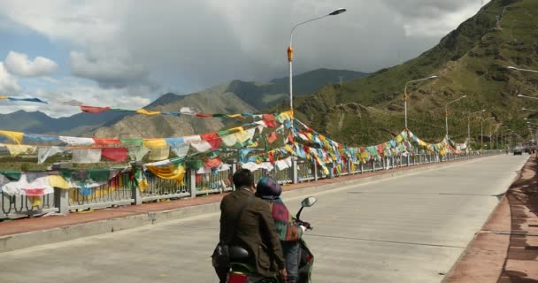 6 aug 2019:4k-gebeds vlag op de Lhasa-rivier brug, Tibet. — Stockvideo
