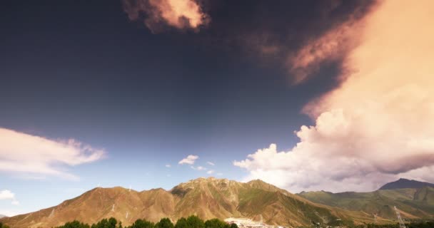 チベットの山頂 バレー 寝返り白いふくらんでいる雲の質量の のタイムラプス日没 世界の屋根 — ストック動画