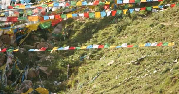 Bandeira de oração 4k na montanha lhasa, Tibete . — Vídeo de Stock