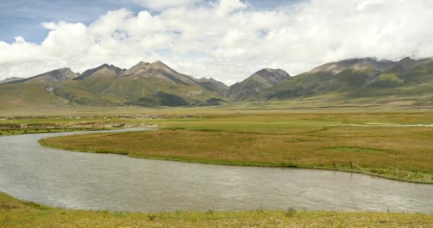 Branco Nuvens Inchadas Massa Rolando Sobre Tibet Montanha Vale Rio — Vídeo de Stock