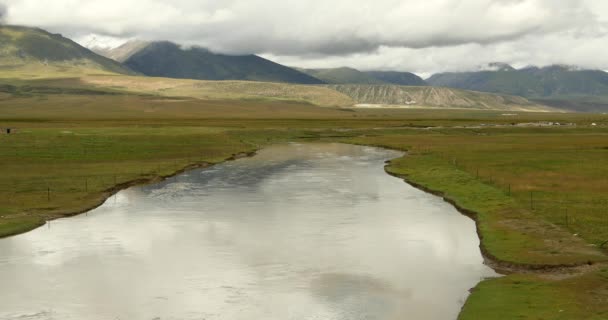 4k masa de nubes rodando sobre la montaña del Tíbet, río que fluye la pradera — Vídeos de Stock