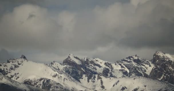 Nuvens timelapse 4k massa rolando sobre o Tibete montanhas cobertas de neve . — Vídeo de Stock