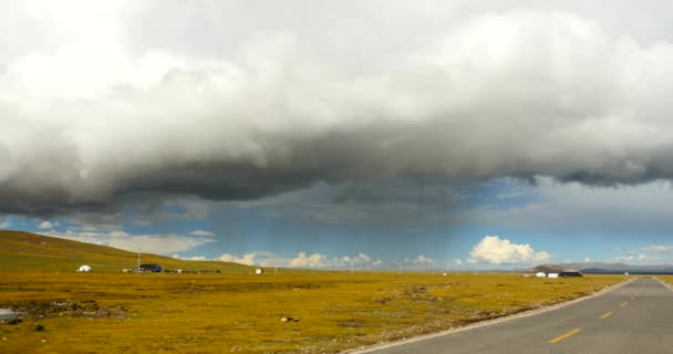 4k enorma moln massa omkullvältning nomadiska road, herde tält. — Stockvideo