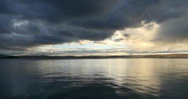 4k büyük kitle sabah, tibet mansarovar Gölü namtso üzerinde haddeleme bulutlar.