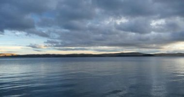 4k büyük kitle sabah, tibet mansarovar Gölü namtso üzerinde haddeleme bulutlar.