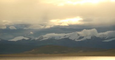 4 k sabah sis Gölü namtso, tibet mansarovar, uzak kar dağlar üzerinde.