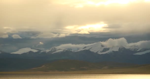 4 k πρωινή ομίχλη πάνω από Λίμνη namtso, Θιβέτ mansarovar, μακρινά χιονισμένα βουνά. — Αρχείο Βίντεο