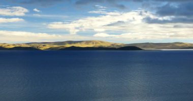4k büyük kitle Gölü namtso ve dağ, tibet mansarovar üzerinde haddeleme bulutlar.