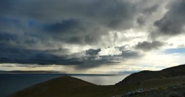 kitle Gölü namtso ve dağ, tibet mansarovar üzerinde inişli çıkışlı 4 k büyük karanlık bulutlar.