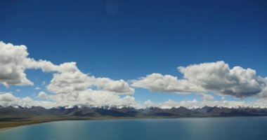 4k büyük kitle Gölü namtso ve kar dağ, tibet mansarovar üzerinde haddeleme bulutlar.