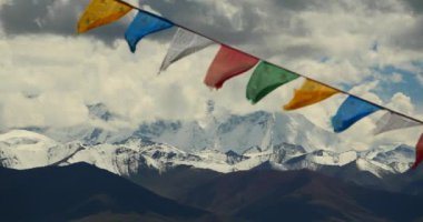 Gölü namtso ve kar dağ, üzerinde inişli çıkışlı 4 k büyük bulutlar kitle dua bayrak Rüzgar.