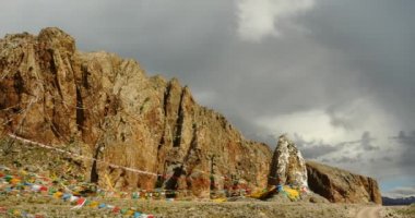 Tibet, mağara meditasyonda eski keşiş Gölü namtso 4 k dua bayraklar.