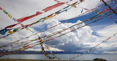 Gölü namtso ve kar dağ, üzerinde inişli çıkışlı 4 k büyük bulutlar kitle dua bayrak Rüzgar.