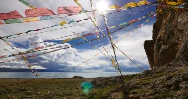 Tibet, mağara meditasyonda eski keşiş Gölü namtso 4 k dua bayraklar.