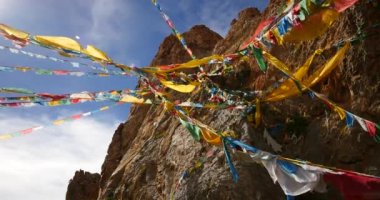 Tibet, mağara meditasyonda eski keşiş Gölü namtso 4 k dua bayraklar.